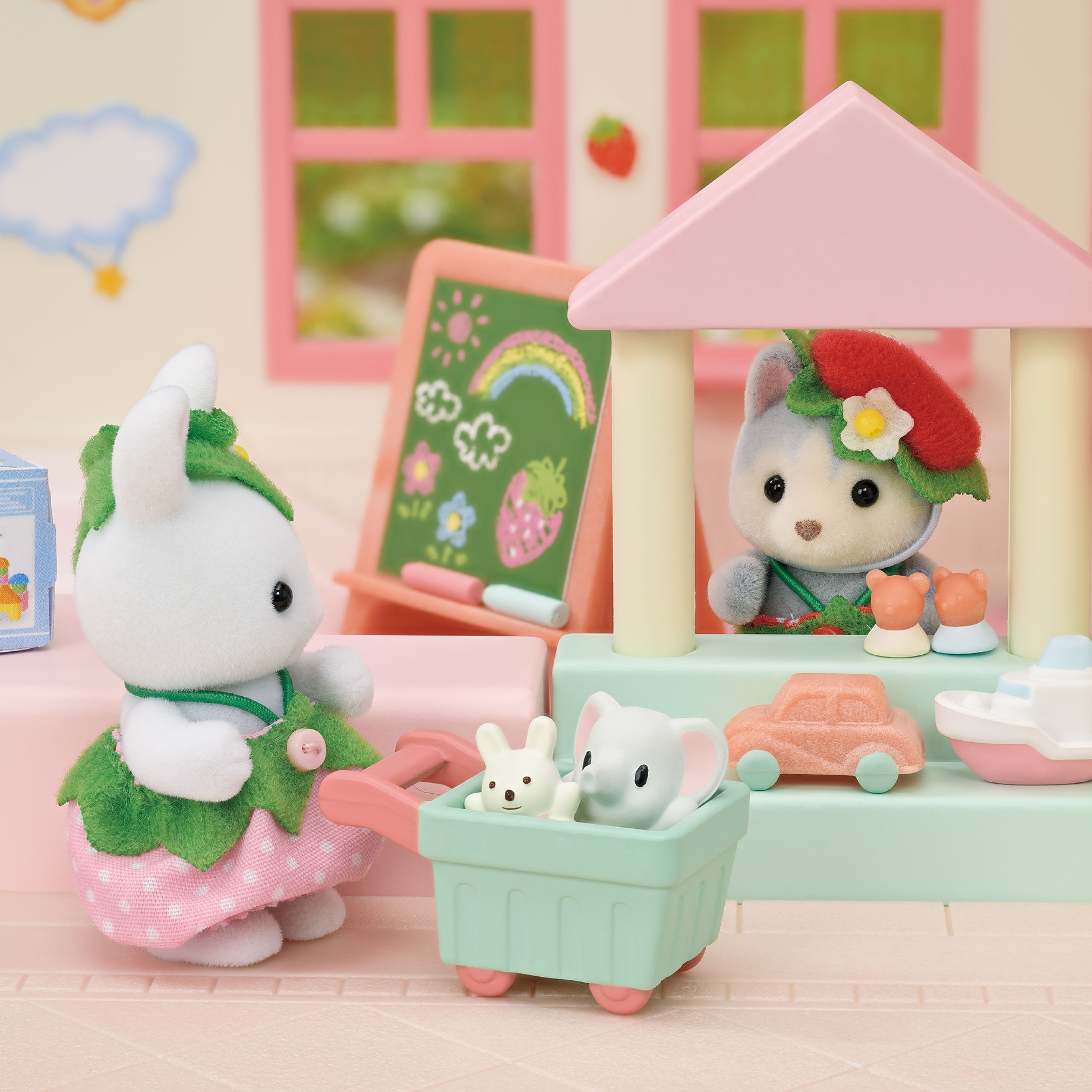 いちごのナーサリールーム / 家具と人形セット - シルバニアファミリー