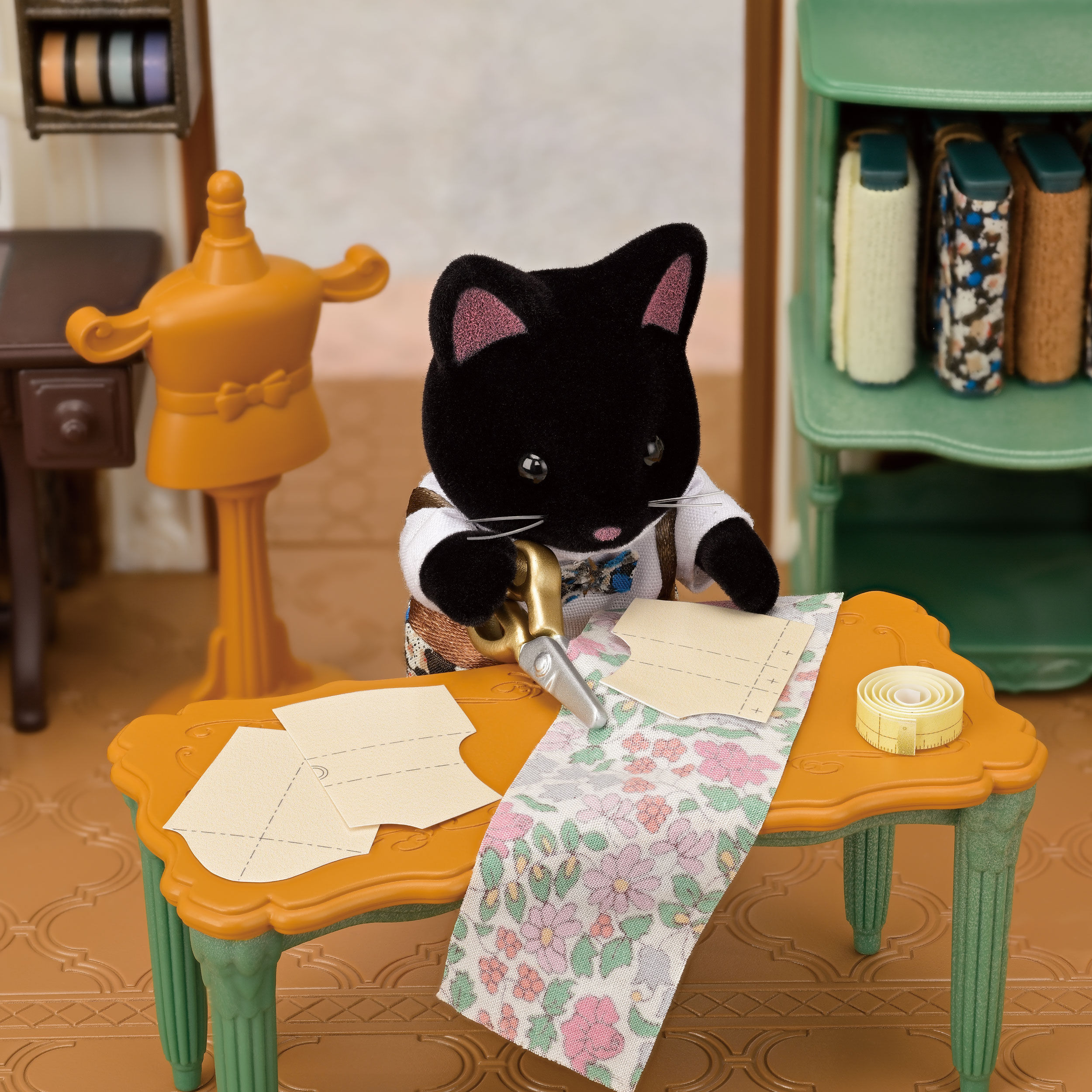 ほしぞらネコの仕立て屋さん-リバティプリント- / 家具と人形セット - シルバニアファミリーオンラインショップ