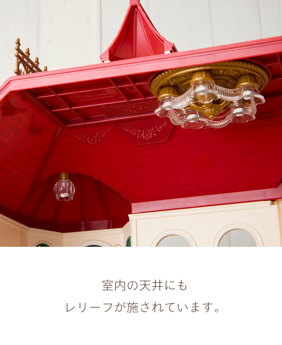 室内の天井にもレリーフが施されています。
